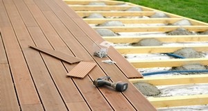 Installer une terrasse en bois, en pavés, ...