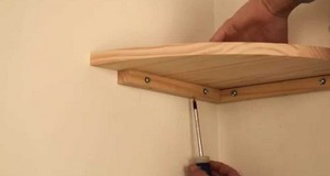 Poser une étagère, une tringle à rideaux