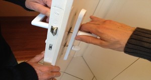 Installer une poignée de porte