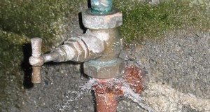 Réparer une fuite d'eau apparente